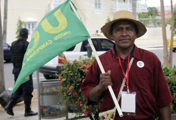 Foro de la Sociedad Civil en Panamá: Y ellos no llegaron. Cuidando a Martí / Solidaridad con Cuba frente a la Embajada nuestra en Panama