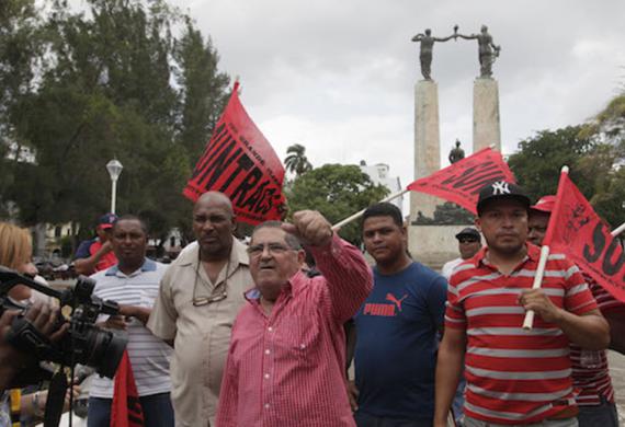 Foro de la Sociedad Civil en Panamá: Y ellos no llegaron. Cuidando a Martí / Solidaridad con Cuba frente a la Embajada nuestra en Panama
