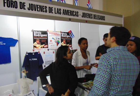 Delegados cubanos con otros delegados al Foro