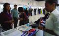Delegados cubanos atendien a los visitantes de otros países